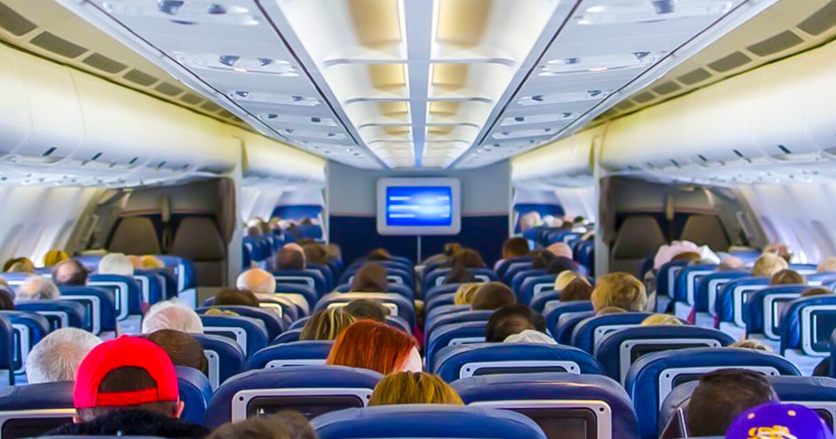 “Viaggiare d’estate presto sarà un incubo, massimo di 10 passeggeri per aereo e voli in partenza solo nelle ore più fresche”: lo studio sull’impatto dei cambiamenti climatici