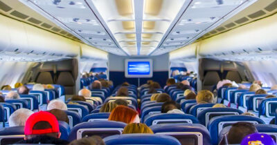 Copertina di Passeggera si spoglia sull’aereo e fa i propri bisogni sul sedile: spavento durante il volo. Interviene la polizia