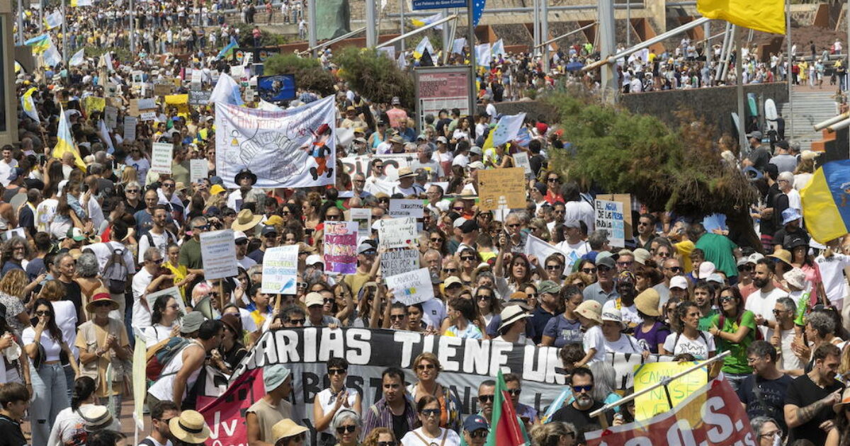 “Voi vi divertite e noi soffriamo. Turisti, tornate a casa”. Hotel presi d’assalto alle Canarie e punti panoramici bloccati a Ibiza, è caos per le proteste contro l’overturism