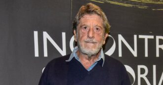 Copertina di “Nostro padre non aveva in programma di morire. I medici continuavano con le metastasi, le cliniche hanno provato a defilarsi”: i figli di Andrea Purgatori denunciano gli errori fatali