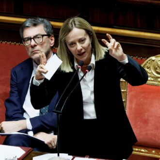 Copertina di Meloni critica il piano di riarmo (che aveva approvato) per arginare la Lega