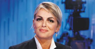 Copertina di Francesca Pascale: “Paola Turci? Una relazione tossica. Disprezzava Berlusconi, ma non vivere in casa mia con il suo denaro. A Palazzo Grazioli ora c’è un bar nel soggiorno dove con Silvio guardavamo la tv in pigiama, mi fa effetto”