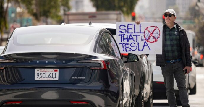 Una filiale a Singapore in cui spostare i profitti: i trucchi fiscali di Tesla. Che anche nel 2025 ha pagato zero tasse negli Usa