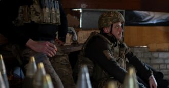 Copertina di Telefonata Trump-Putin, primo passo per la tregua: “Stop attacchi a infrastrutture elettriche”. Mosca: “Per il cessate il fuoco basta armi a Kiev”. Scholz-Macron: “Continueremo a inviarle”