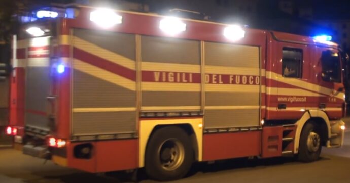 Bologna, casa in fiamme causa candele lasciate accese: muore una donna di 76 anni