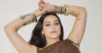 Copertina di “Siamo dipendenti dalle relazioni, dal cibo e iper stimolati dallo scorrimento dei cellulari. Sono avvolta dagli angeli e da chi mi ama”: parla Gaia