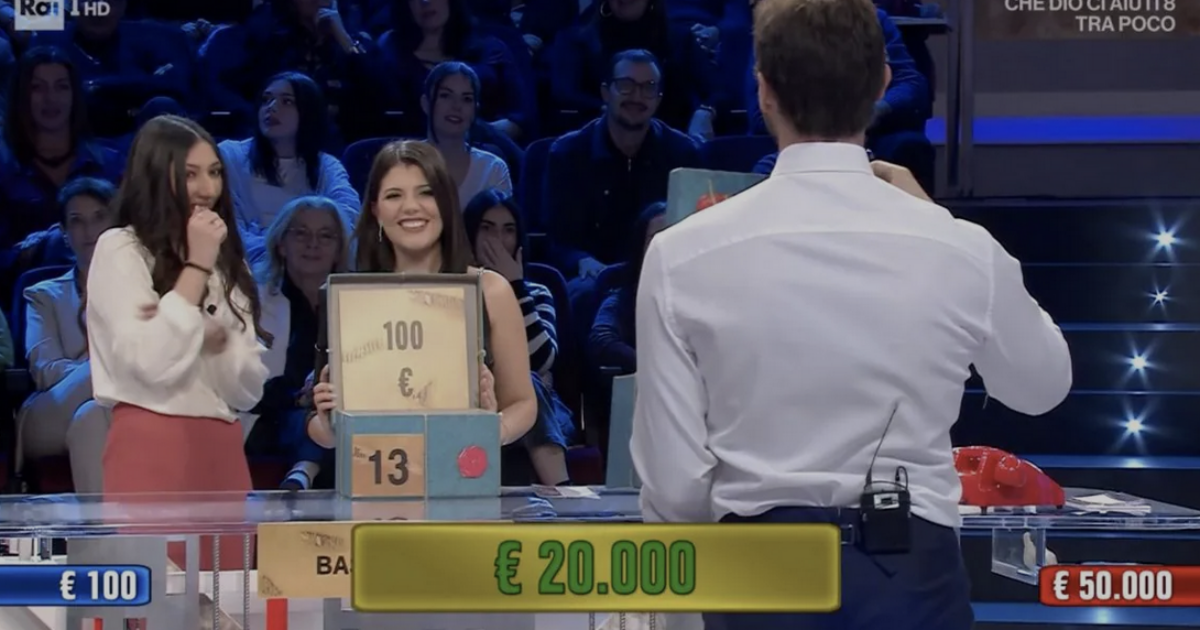 “Ad Affari Tuoi l’unica fortuna è quella di capitare nella puntata giusta, è pilotato”: Striscia la Notizia contro il quiz di RaiUno