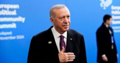 Copertina di Le mosse di Erdogan per piegare le opposizioni: arresti, ricatti ai curdi e riforma costituzionale