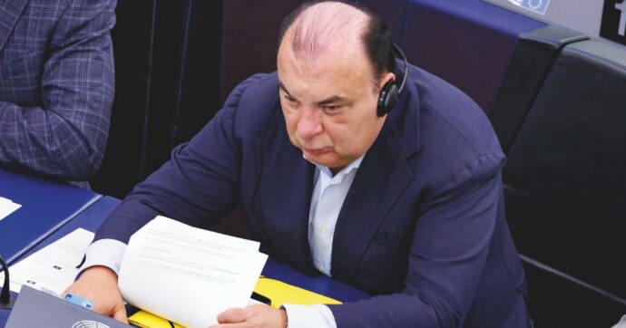 “Ue, Martusciello e Ferrandino assenti ma giustificati a vicenda”