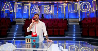Copertina di Striscia la Notizia contro Affari Tuoi: “Meccanismo da ludopatia”. Politici all’attacco, Bonelli: “Porterò il caso in Commissione di Vigilanza Rai”