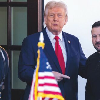 Copertina di Zelensky ora s’inchina a Trump. Gli Usa mettono le mani sul nucleare