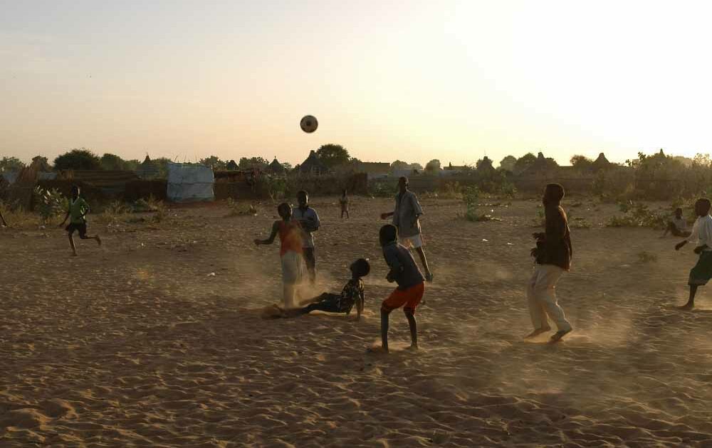 Sudan, la speranza è un calcio al pallone: la nazionale ‘vede’ i mondiali. “Quando giochiamo, la guerra si ferma”