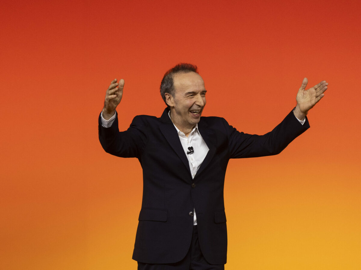 Roberto Benigni convince il pubblico di RaiUno con 4.396.000 spettatori e il 28% di share: “Nel Manifesto di Ventotene c’è l’idea di un’Europa unita”