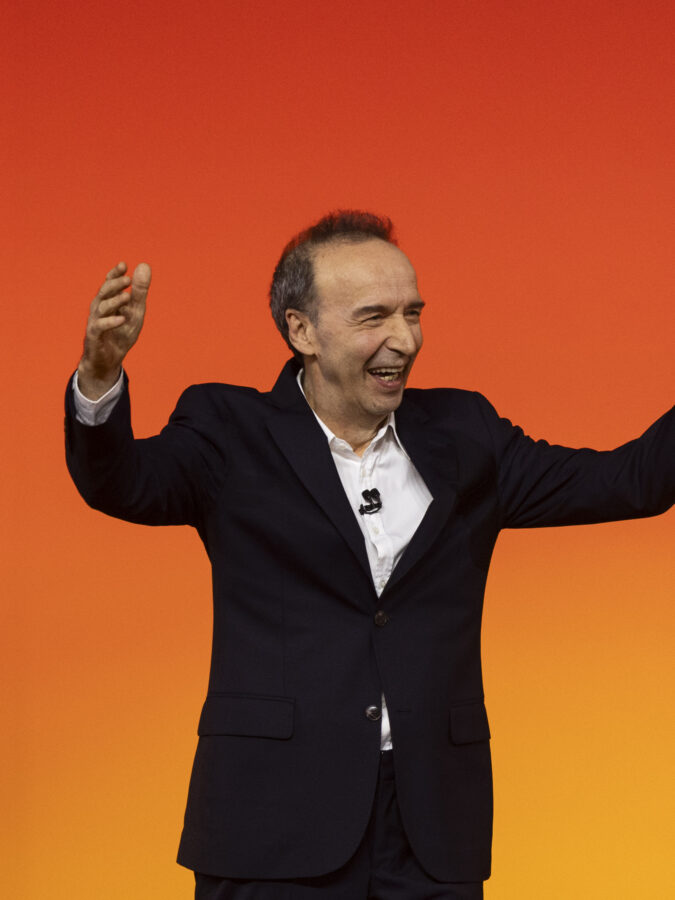 Copertina di Roberto Benigni convince il pubblico di RaiUno con 4.396.000 spettatori e il 28% di share: “Nel Manifesto di Ventotene c’è l’idea di un’Europa unita”