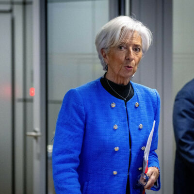 Copertina di Lagarde: “Con i dazi Usa crescita europea ridotta dello 0,3%” (Ma se Bruxelles reagisce è peggio)