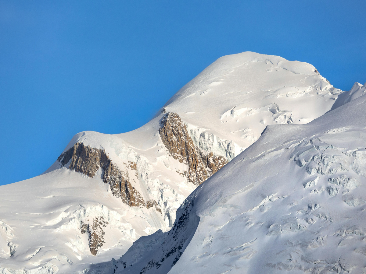 Precipita dal Mont Dolent, a 3.800 metri di quota sulla Catena del Monte Bianco: morto scialpinista svizzero