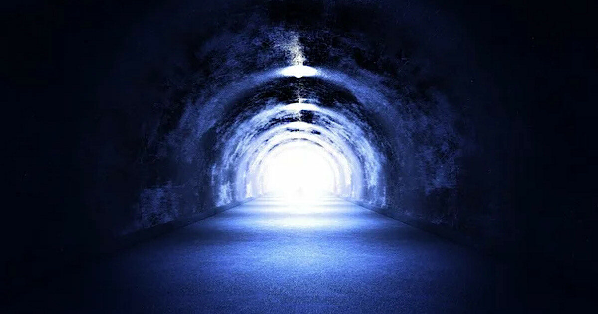 “Nell’aldilà ero molto felice e sereno, parlavo con mio figlio e mio padre che era morto anni fa”: il racconto incredibile di Rhys Edwards dopo l’infarto