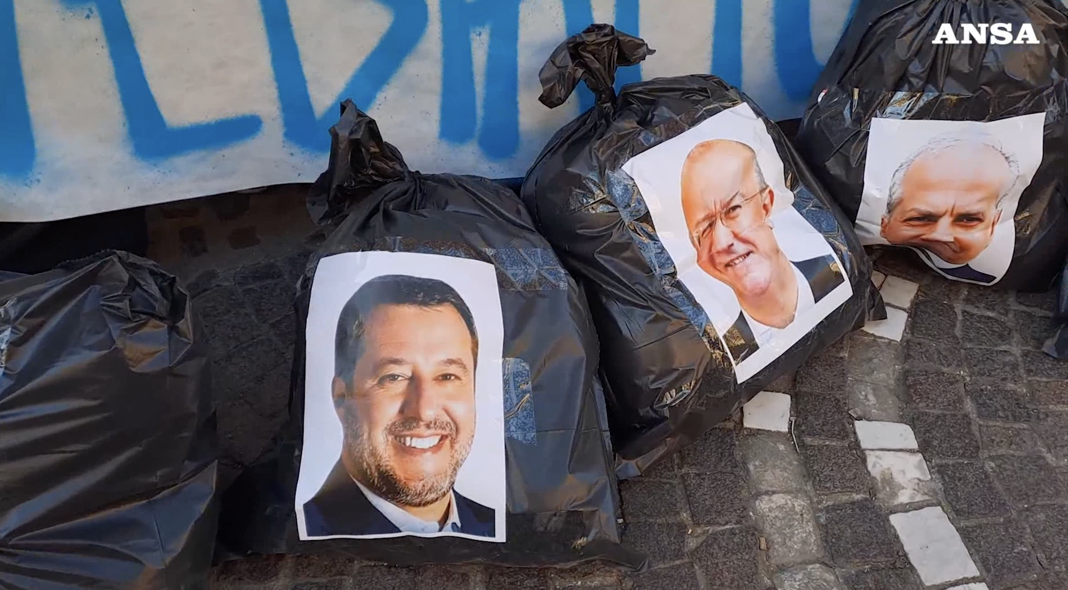 Napoli, gli studenti protestano contro la visita dei ministri Salvini, Piantedosi e Valditara: le loro foto sull’immondizia