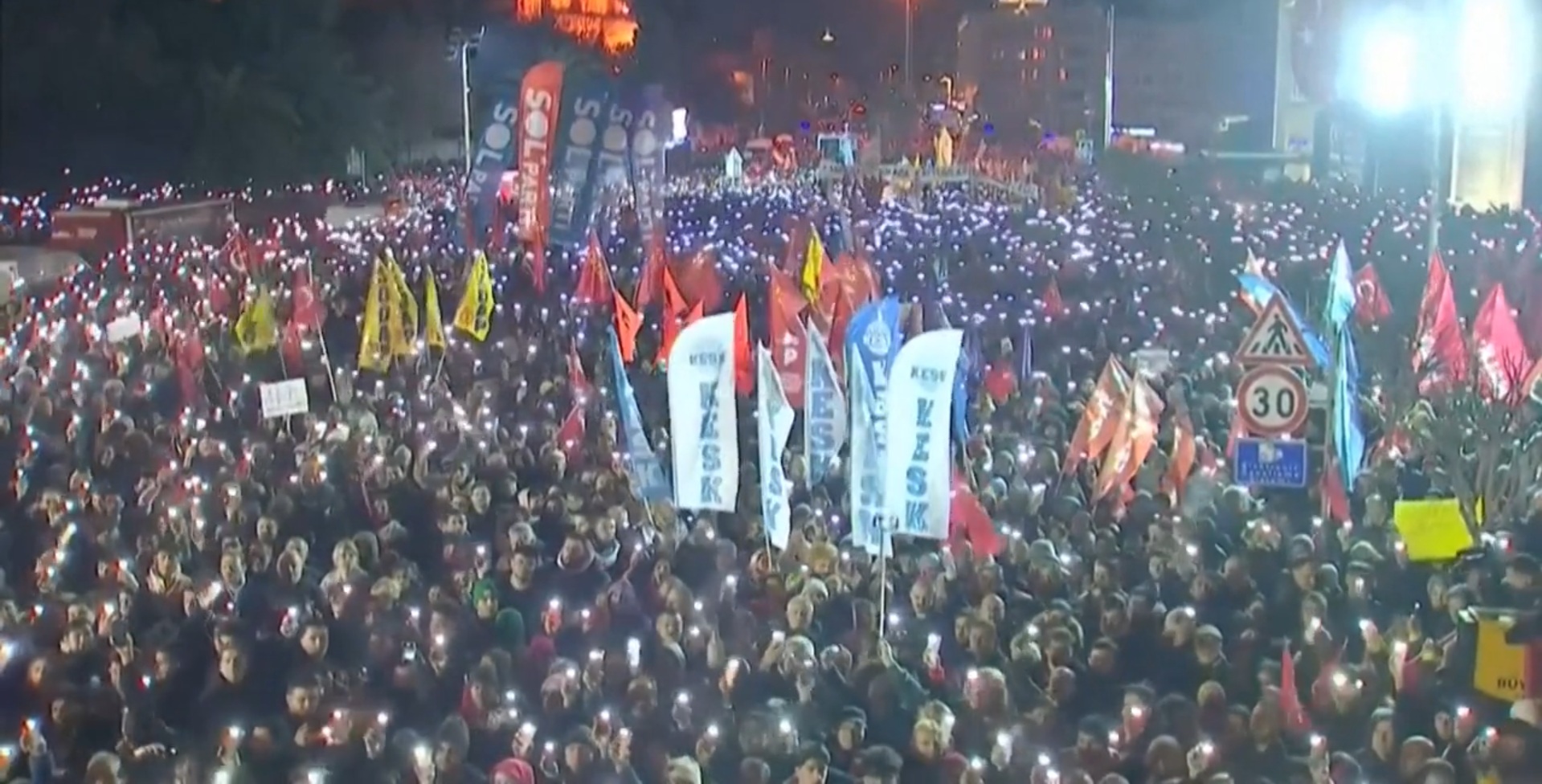 Istanbul, un fiume di persone protesta per l’arresto del sindaco Imamoglu. La moglie: “Siamo tutti detenuti”