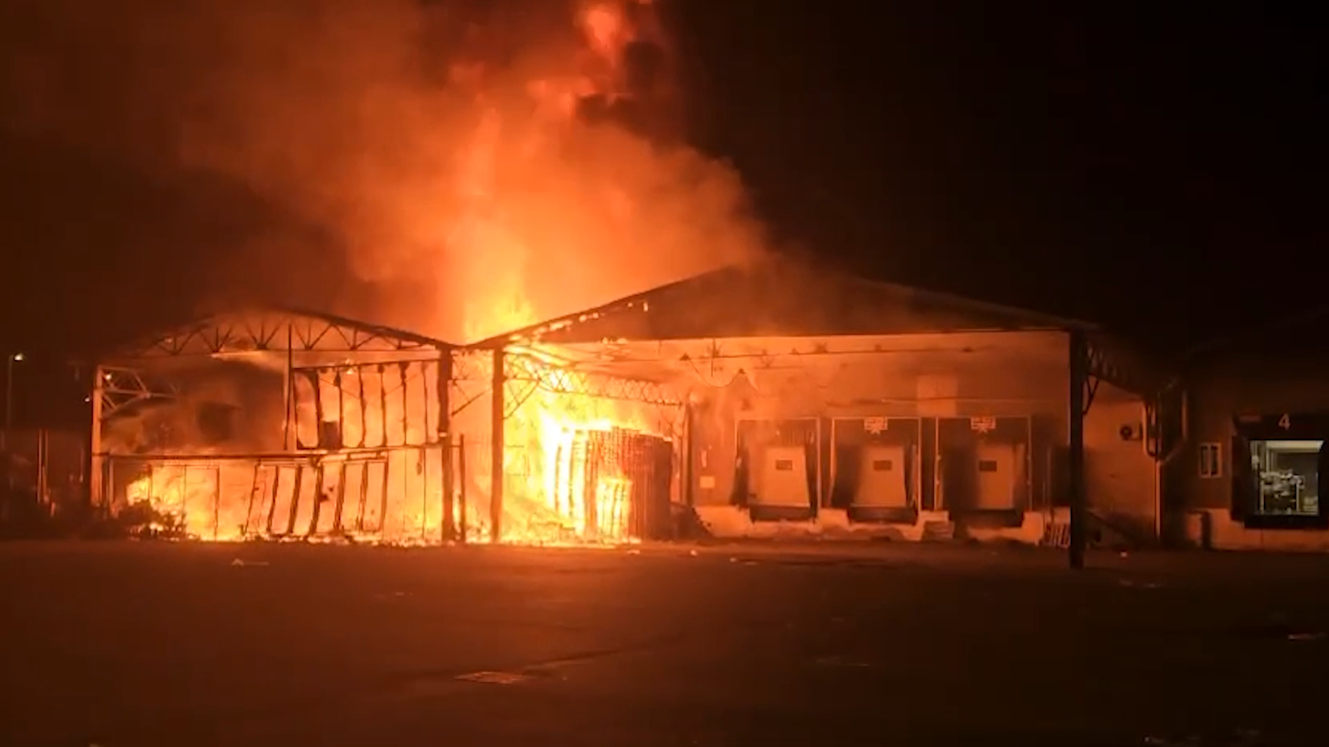 Incendio nella notte all’Ortomercato di Milano, intervengono i vigili del fuoco: c’è l’ipotesi dolosa