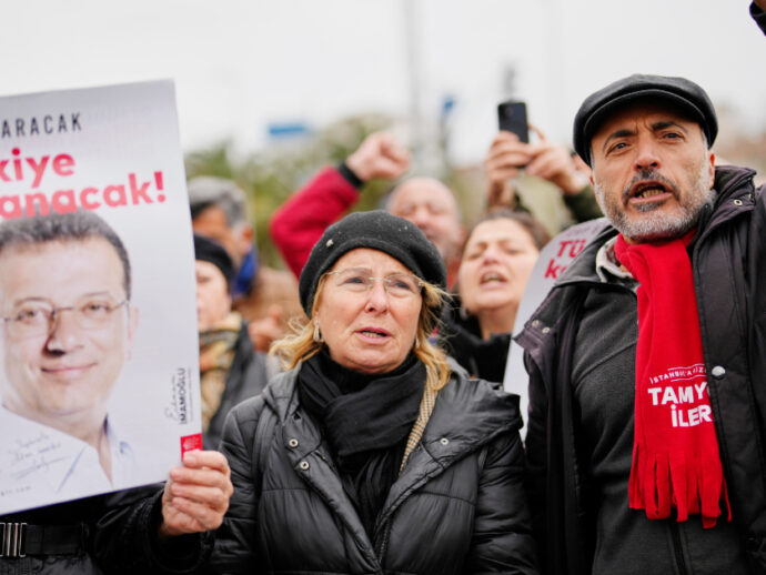 Turchia, 39 arresti contro la “piovra della corruzione”, ma l’opposizione protesta: “Erdogan vuole il voto anticipato ed elimina gli avversari”