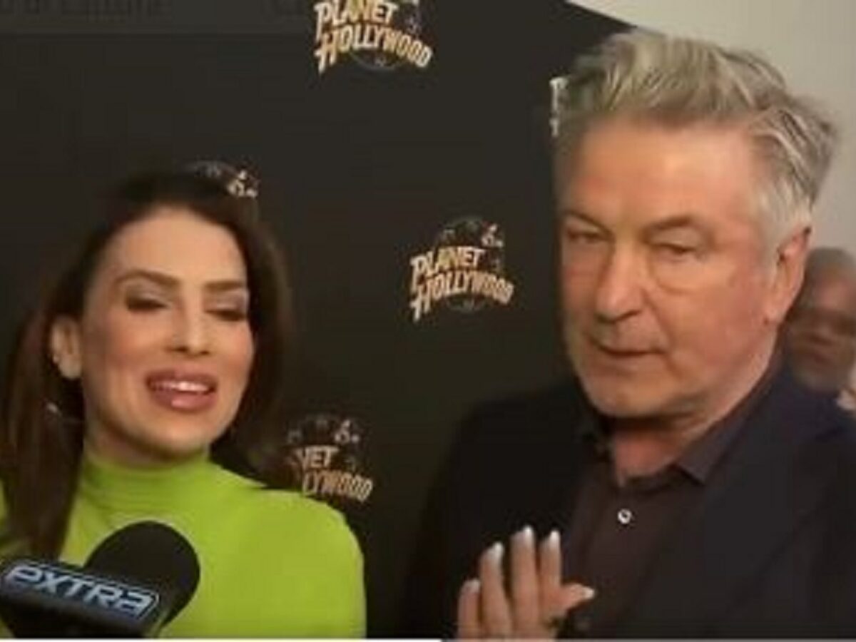 “Quando parlo io, tu non parli”: Alec Baldwin e la moglie Hilaria litigano sul red carpet. La stoccata fa il giro del web