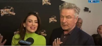 Copertina di “Quando parlo io, tu non parli”: Alec Baldwin e la moglie Hilaria litigano sul red carpet. La stoccata fa il giro del web