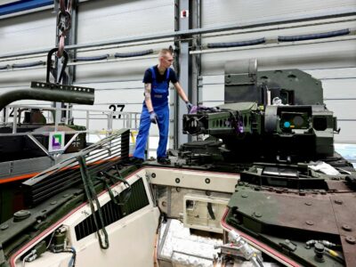 Copertina di Reddito, sanità e risparmi pagano il riarmo