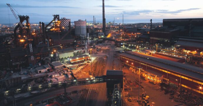 Copertina di Ilva, il governo ammette: la vendita è complicata. La Cigs? Aumenterà | Verso la rottura con i sindacati