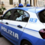 Copertina di Genova, 25enne stuprata in una tenda in spiaggia: la Polizia cerca due uomini