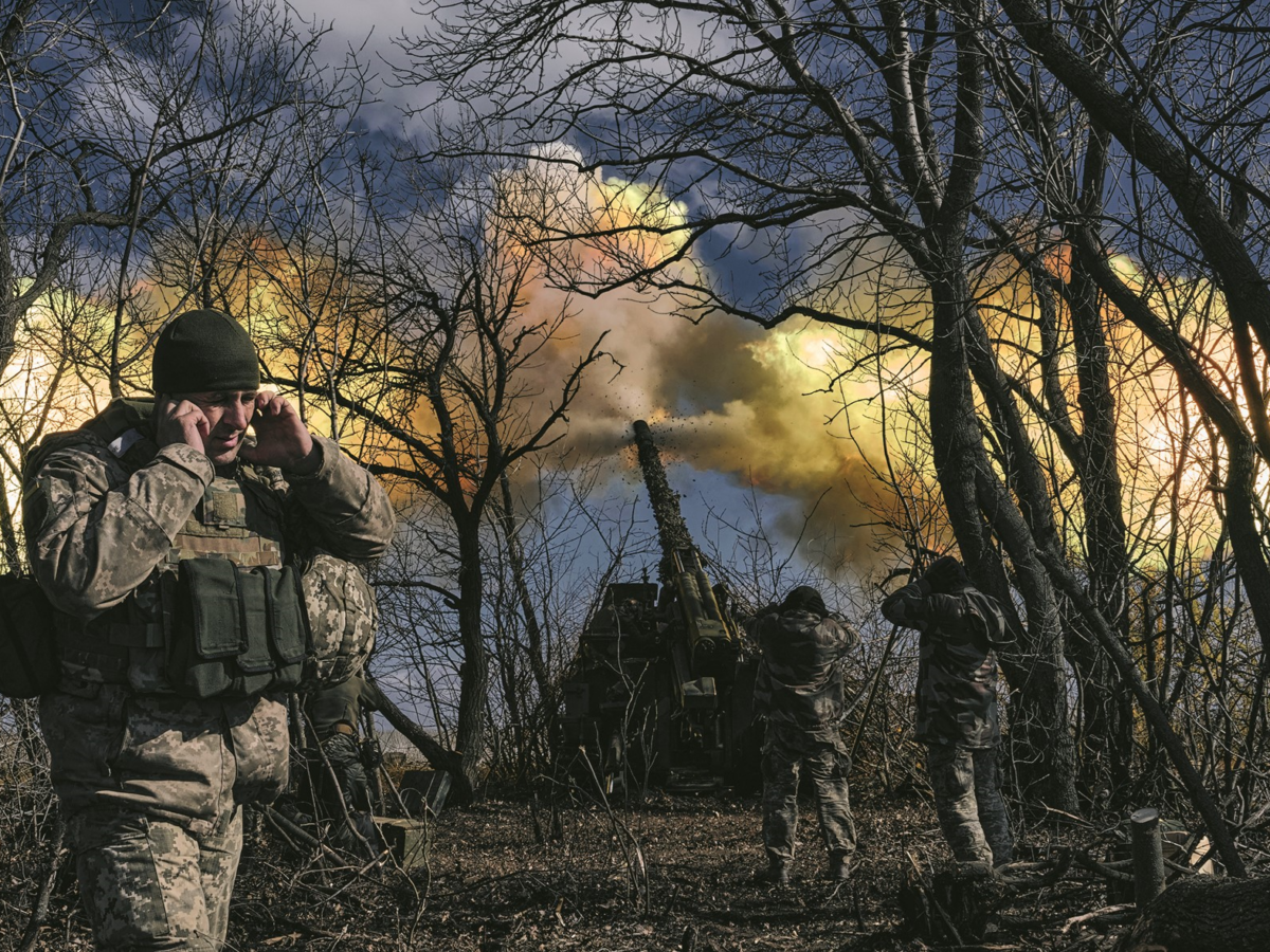 Ucraina, inizia il Consiglio Ue sul riamo. Cremlino: “Europa si militarizza, si è trasformata in partito della guerra”