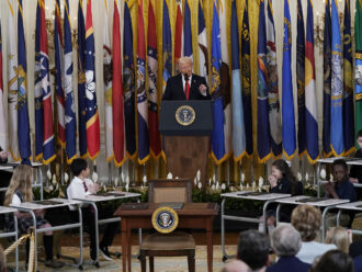 Trump firma per eliminare il dipartimento dell’Istruzione. “Ha deluso tutti, studenti e genitori”