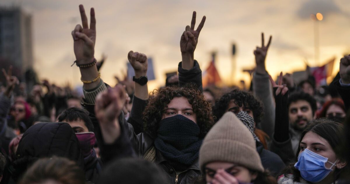 Turchia, scontri a Istanbul al corteo per l’arresto del sindaco: “Siamo 300mila”