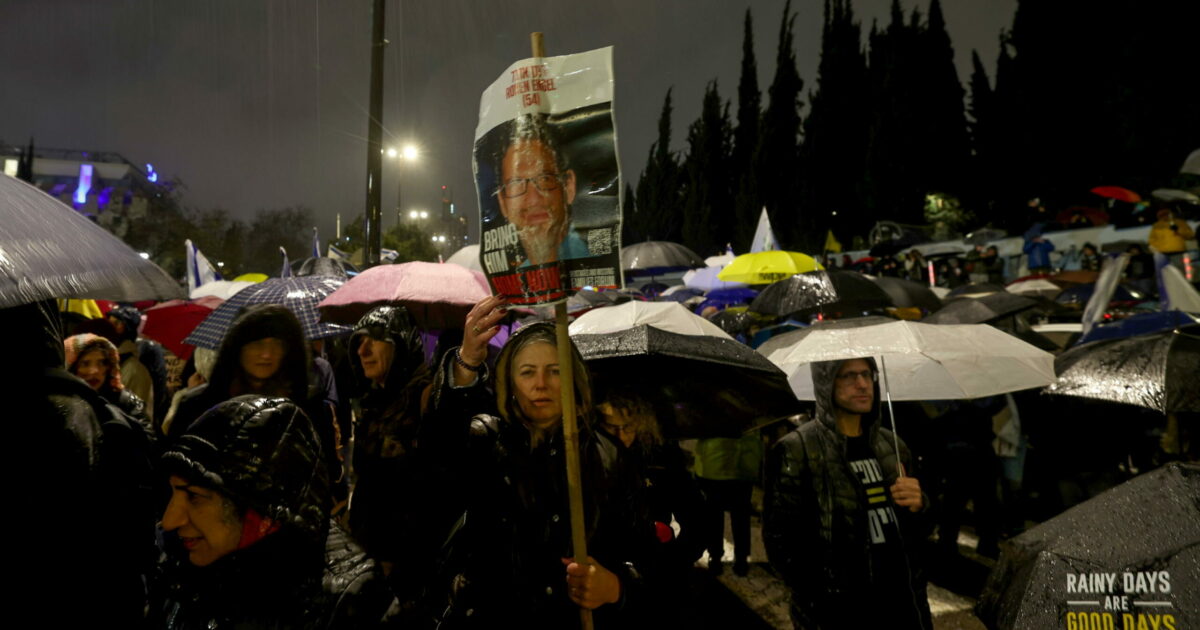 Israele e l’inverno delle proteste “dei capelli bianchi”: le migliaia di manifestanti davanti all’ufficio di Netanyahu