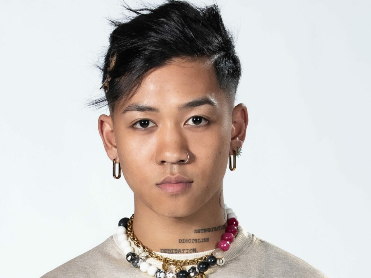 “Com’è possibile? Non lo accetto, non è reale”. Il Serale di Amici 24 perde un ballerino, Dandy lascia la scuola per “un problema fisico”