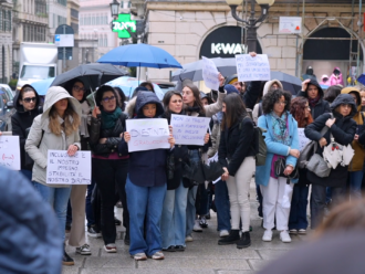 Copertina di Insegnanti di sostegno contro il governo, la protesta a Genova: “Scavalcati da chi fa corsi online”