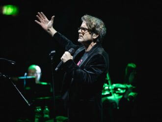 Copertina di "Ho avuto un tumore, ho dovuto far togliere un lobo del mio polmone”: Samuele Bersani torna sul palco a cantare
