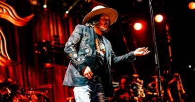 Copertina di “La guerra? Evito luoghi comuni. Pavarotti mi diceva: ‘canta e non rompere i cog**ni’. Al Circo Massimo vorrei Sting, Bono e Jovanotti”: parla Zucchero