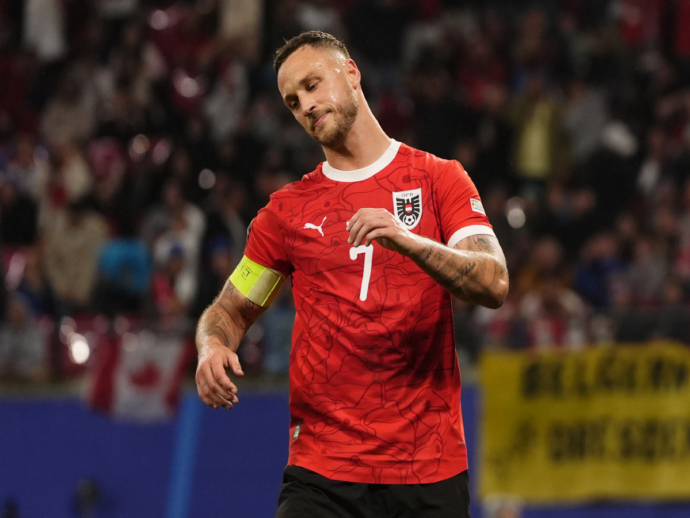 Il colpo al ginocchio, la pressione all’addome e la crisi di panico: cosa è successo ad Arnautovic in Austria-Serbia