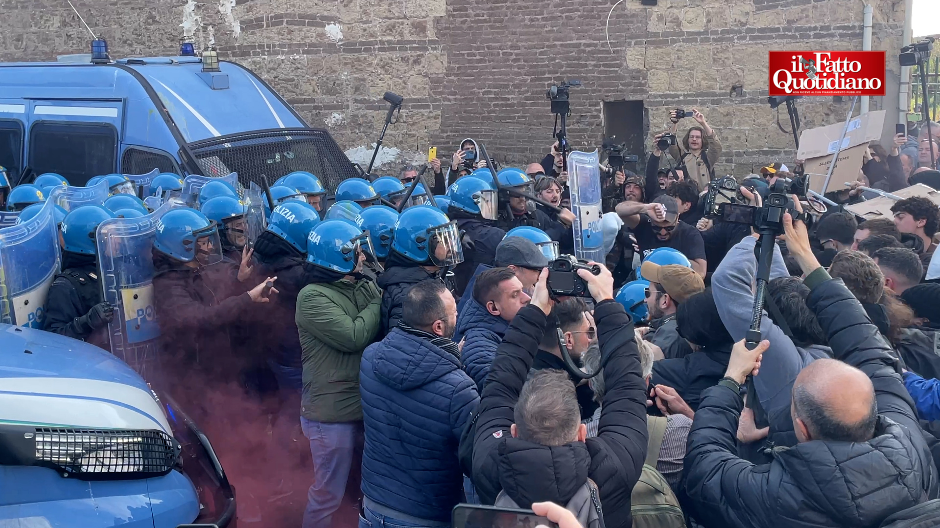 Tensioni a Bagnoli: il corteo dei comitati dei Campi Flegrei bloccato dalla polizia. Lanciate anche uova – Video