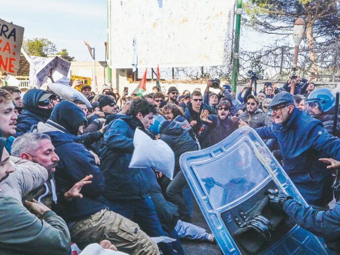 Bradisismo Campi Flegrei, corteo e scontri. I manifestanti contestano governo e Comune