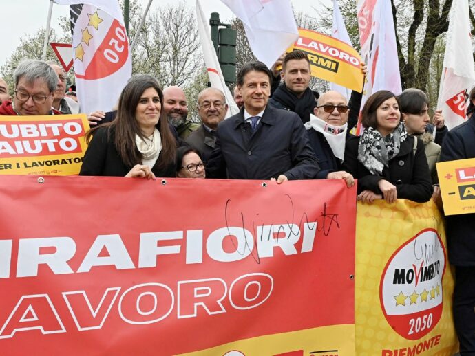 “Salvare il lavoro”: presidio di Left davanti a Mirafiori