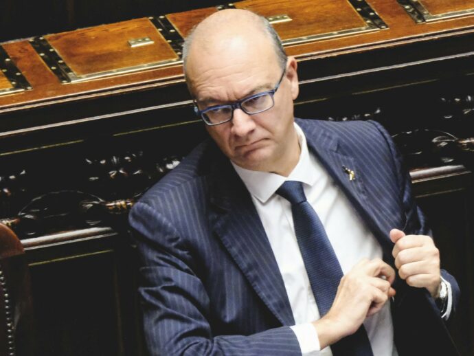 Scuola, vietati schwa e asterischi: stretta di Valditara