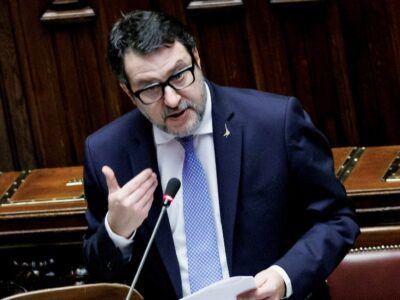 Copertina di Salvini chiama Vance, Meloni da Macron per i caschi blu