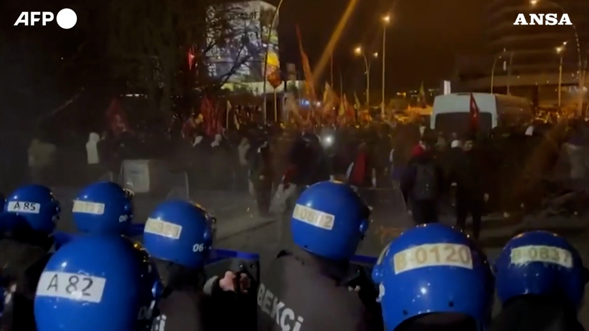 Centinaia di studenti in piazza in Turchia: le proteste dopo l'arresto del sindaco Imamoglu. Tensioni con la polizia