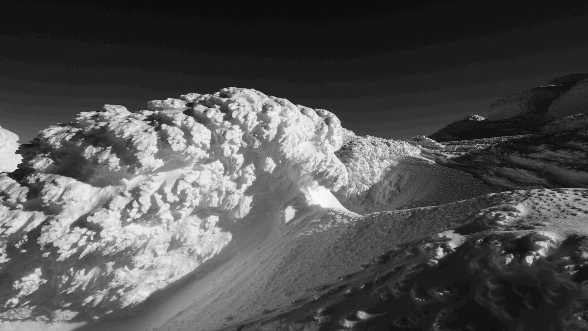 Il monte Mizhirgi si trasforma in una trappola di ghiaccio: alpinisti travolti da una valanga, il bilancio è drammatico
