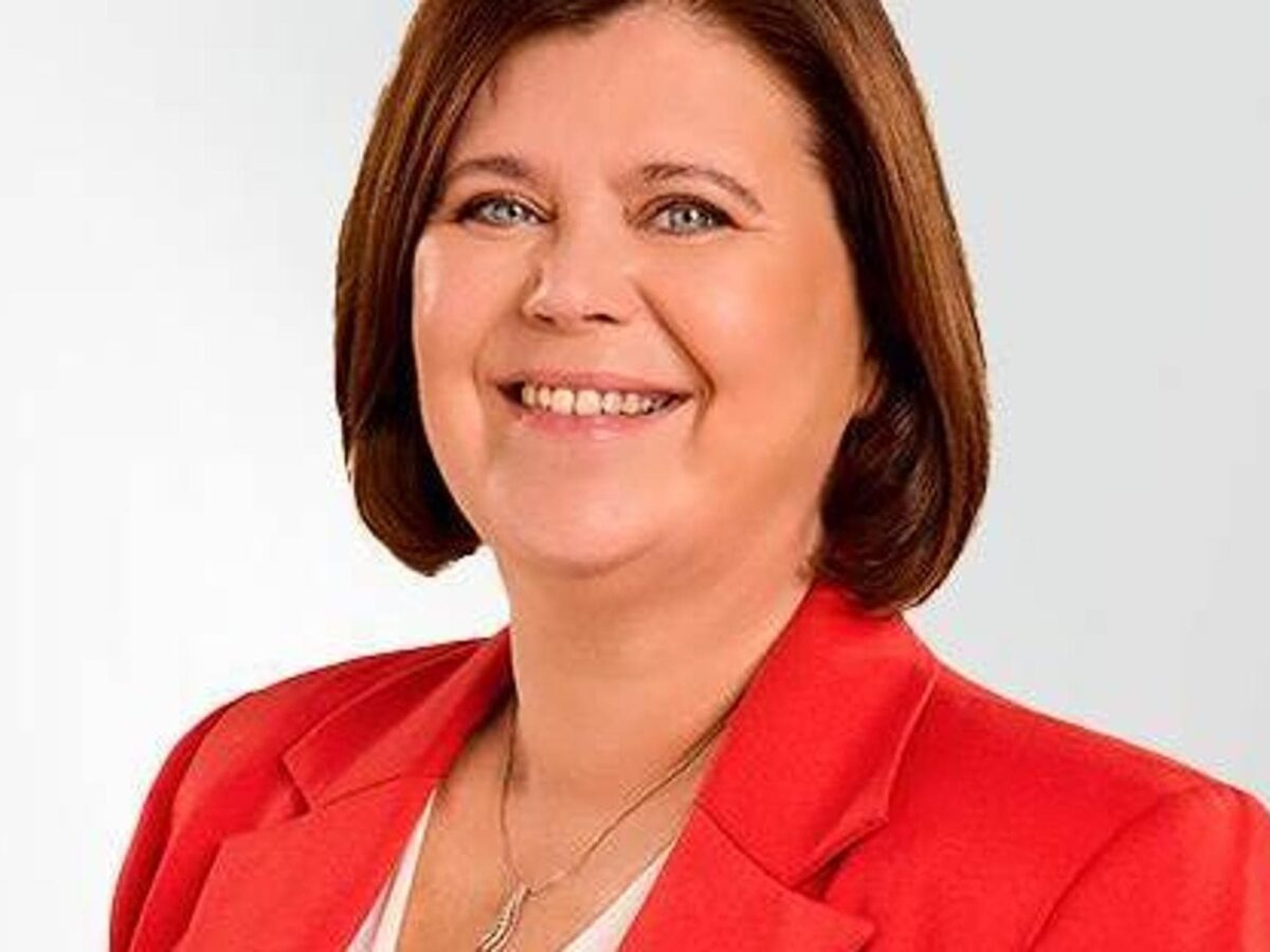 “Ho avuto un figlio con un 15enne”: la ministra islandese per l’Infanzia, Asthildur Loa Thorsdottir si dimette. La premier furiosa: “Sono fatti gravi”