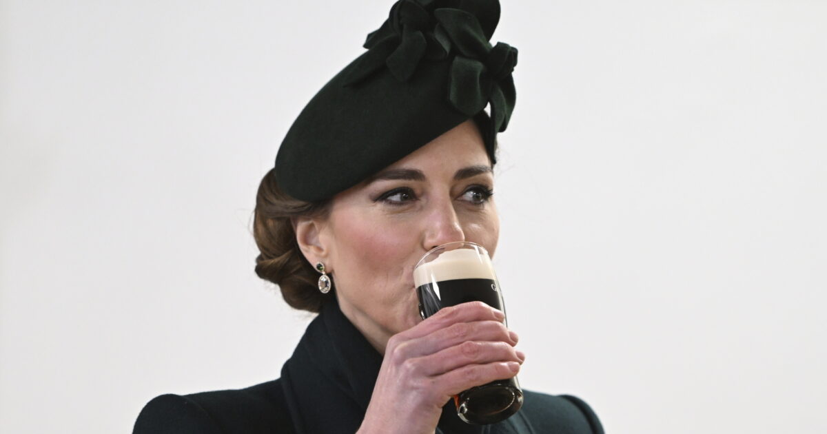 Kate Middleton può brindare con una birra scura alla sua vittoria contro il tumore e le campagne mediatiche architettate ai suoi danni. Si torna alla normalità