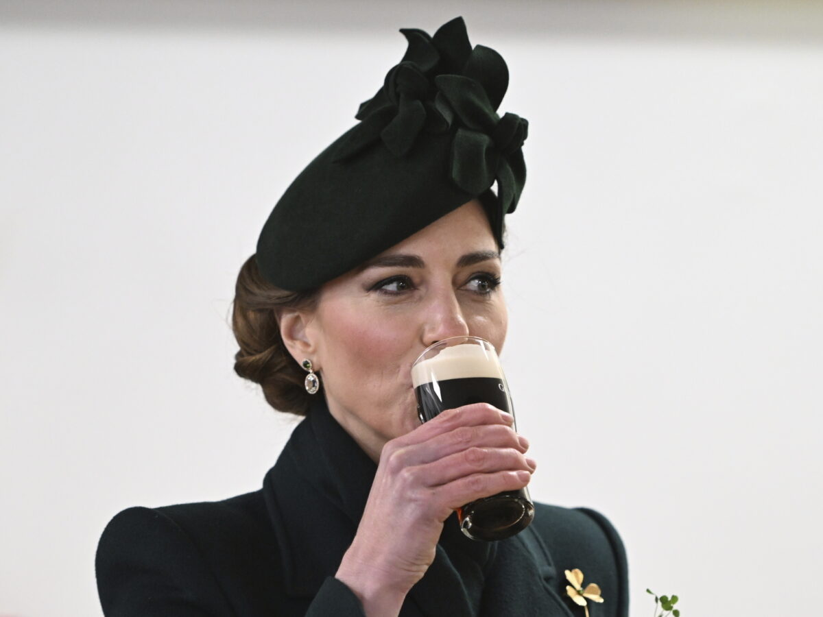 Kate Middleton può brindare con una birra scura alla sua vittoria contro il tumore e le campagne mediatiche architettate ai suoi danni. Si torna alla normalità