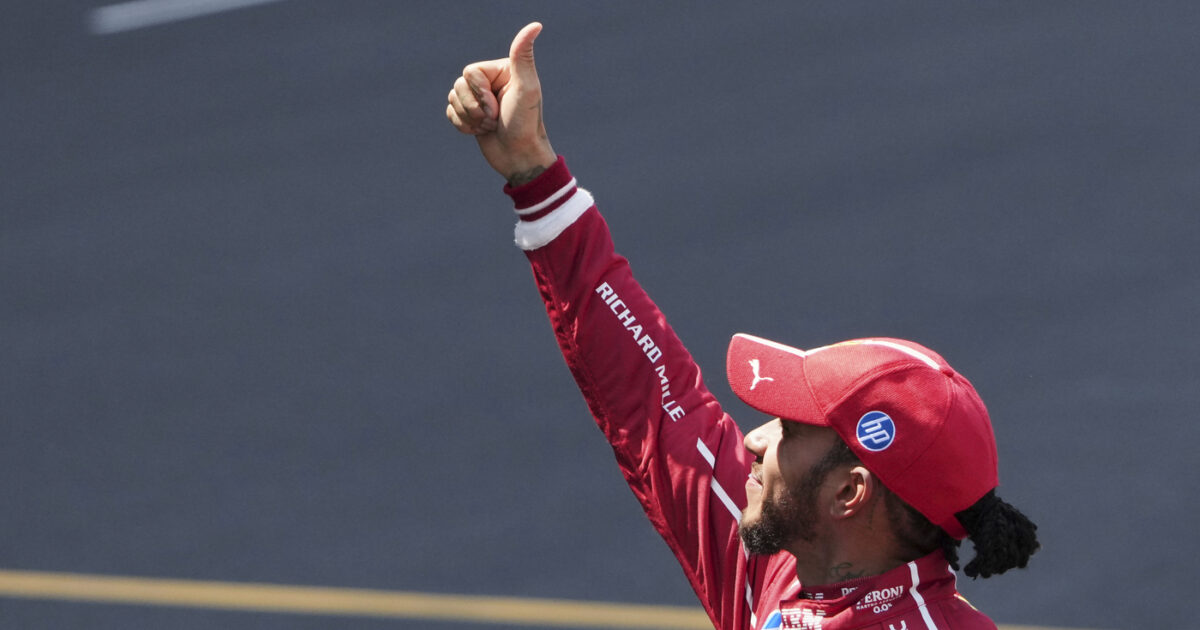 Hamilton vince la sprint race in Cina: primo trionfo in Ferrari. Ma è solo 5° nelle qualifiche. La pole del Gp a Piastri